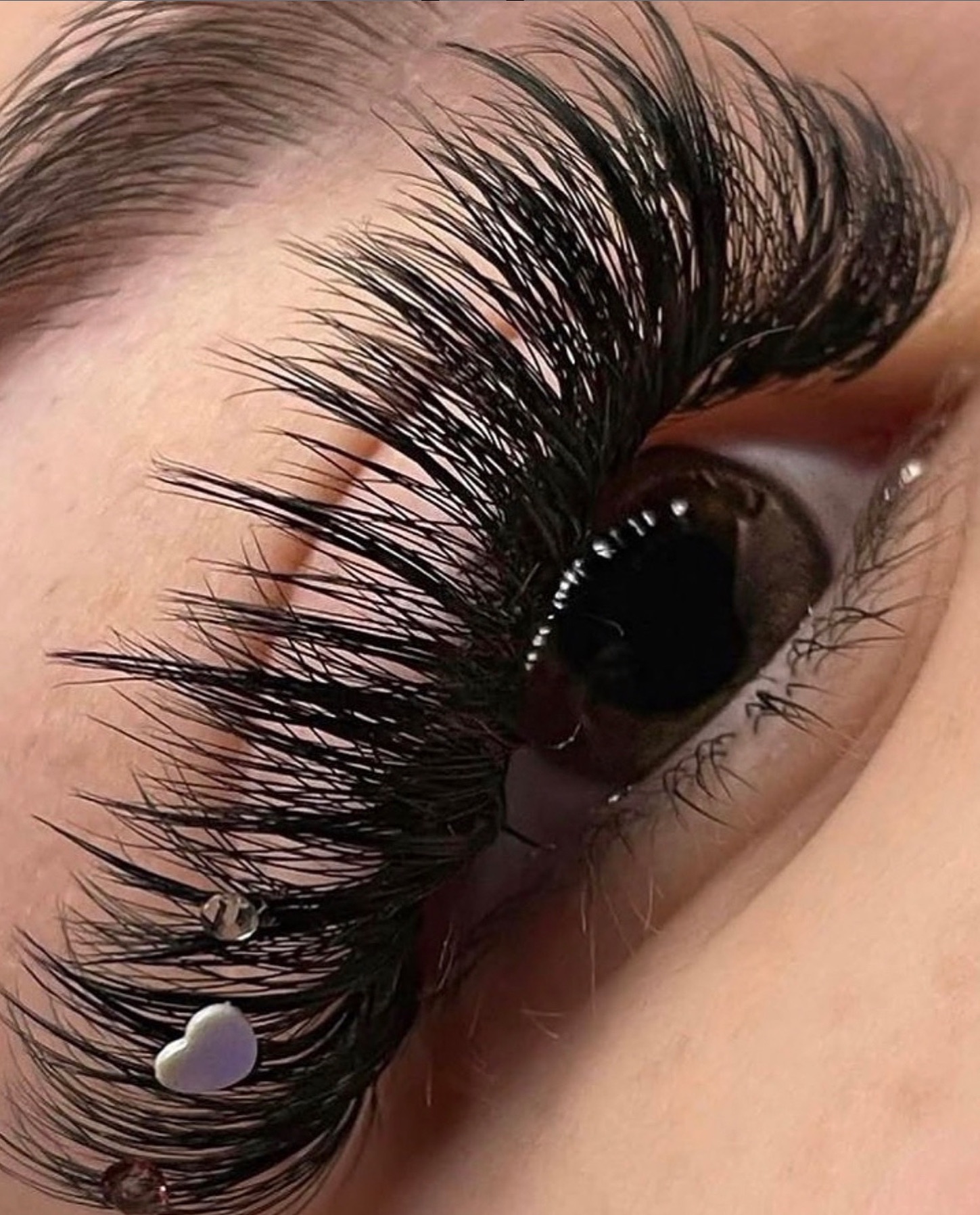 Wispy Spire Lashes Makro an einem braunen Auge