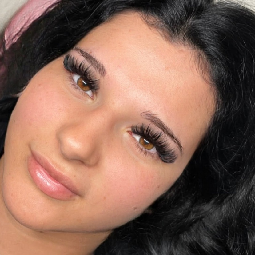 Gesicht mit gepflegten Wimpern und Brauen, beide Augen sichtbar