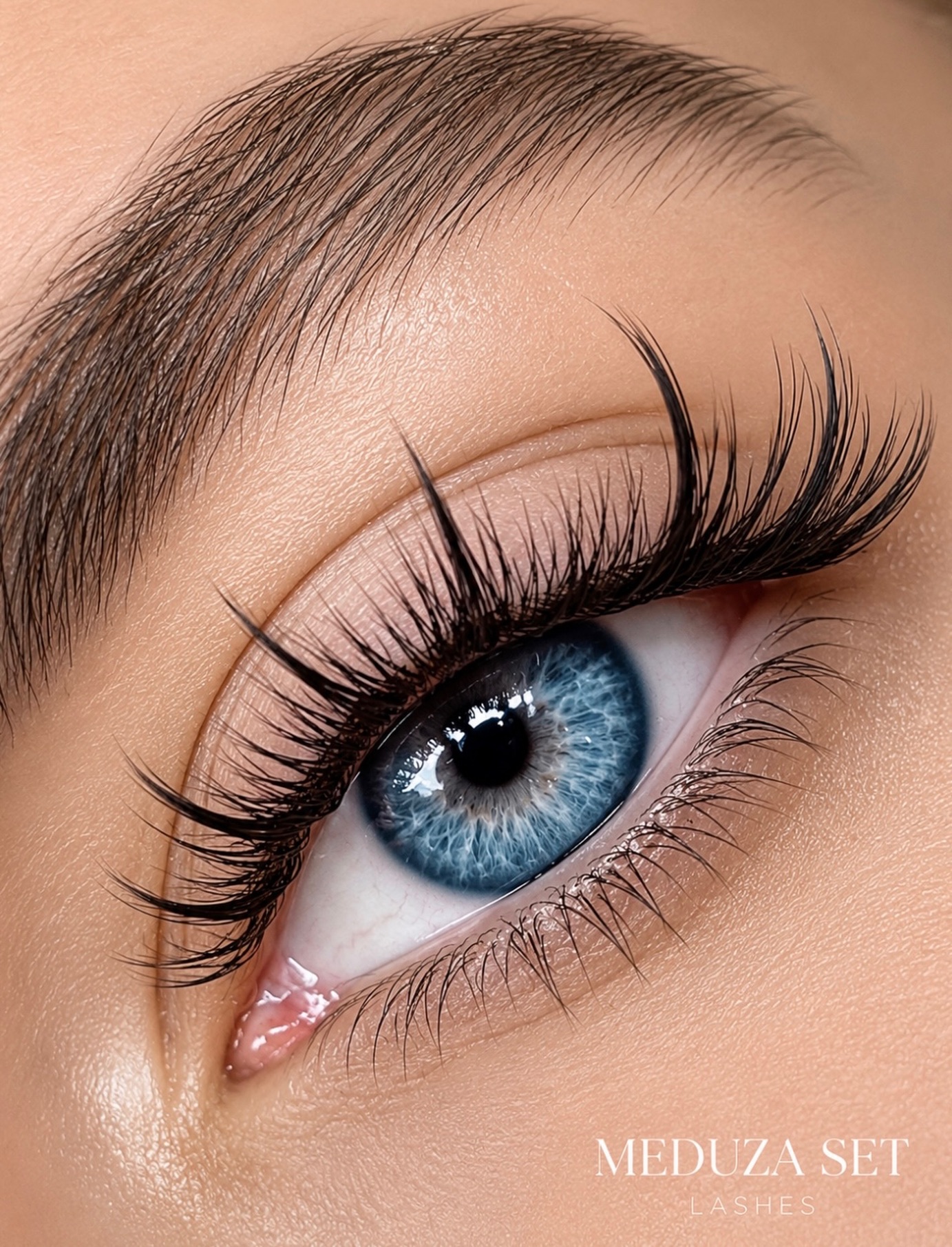 Meduza-Set Lashes an einem blauen Auge mit geformter Braue