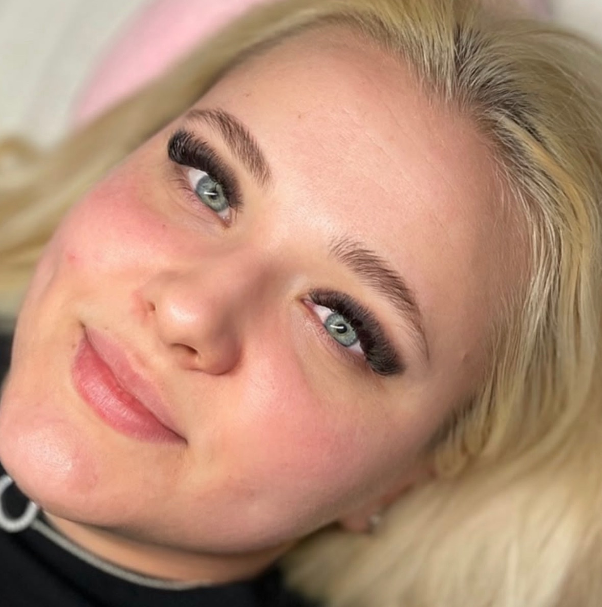 Permanent Make-up und Powderbrow an einem hellen Augenpaar